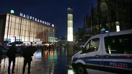 Des véhicules de police stationnent, le 11 janvier 2016, devant la gare centrale de Cologne (Allemagne) où des centaines d'agressions ont eu lieu durant la nuit du Nouvel An. (OLIVER BERG / DPA)