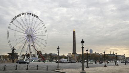 La grande roue de Marcel Campion place de la Concorde, à Paris, le 16 novembre 2017. (PATRICK KOVARIK / AFP)