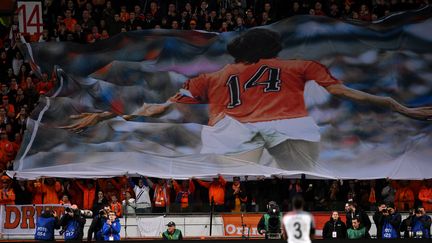 Une banderole en hommage à Johan Cruyff est déployée dans l'Amsterdam ArenA à l'occasion du match Pays-Bas-France,&nbsp;le 25 mars 2016. (FRANCK FIFE / AFP)