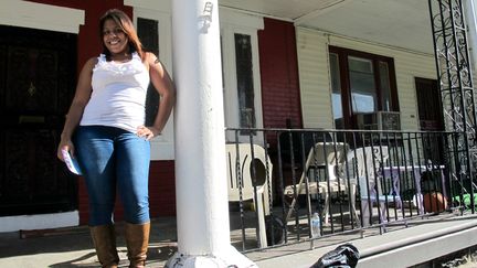 Barmaid &agrave; Philadelphie, Beverly, 27 ans, travaille depuis ses 19 ans. Pauvre mais r&eacute;solue &agrave; offrir &agrave; ses enfants un avenir meilleur, elle soutient un pr&eacute;sident qui a fait beaucoup pour sa famille. (MARION SOLLETTY / FRANCETV INFO)