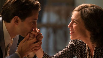 Pierre Niney et Charlotte Gainsbourg dans "La Promesse de l'Aube"
 (Julien Panié)