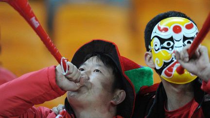 Deux supporters chinois soufflent dans des vuvuzelas avant le match entre l'Uruguay et le Ghana au stade de Johannesburg, en Afrique du Sud, le 2 juillet 2010. (Li Ga / XINHUA)