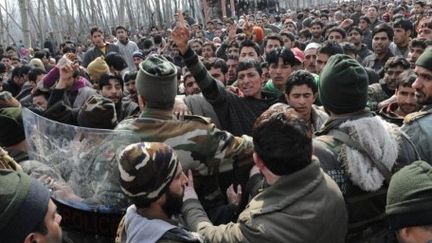 District cachemiri du Baramulla, à 75 km de Srinagar, le 11 février 2012. Des villageois manifestent après la mort d'un homme tué devant chez lui par l'armée indienne. (AFP PHOTO/Rouf BHAT)