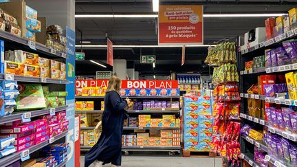 Une personne dans un supermarché Auchan à Paris, le 31 mai 2023. (RICCARDO MILANI / HANS LUCAS / AFP)