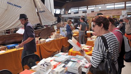 Des visiteurs parcourent les stands du festival (ici en 2010).
 (FRED TANNEAU / AFP)