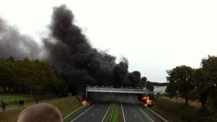 Le portique &eacute;cotaxe de Lanrodec, mis &agrave; feu le 3 novembre 2013. (FRANCE 3 BRETAGNE)