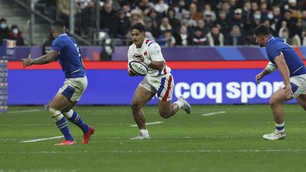 Yoram Moefana avec le XV de France face à l'Italie, dimanche 6 février.&nbsp; (S?BASTIEN MUYLAERT / MAXPPP)