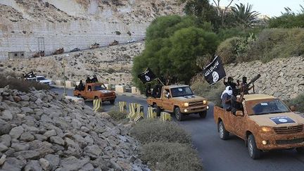 Les djihadistes de Daech paradent dans la ville de Derna. (Reuters )