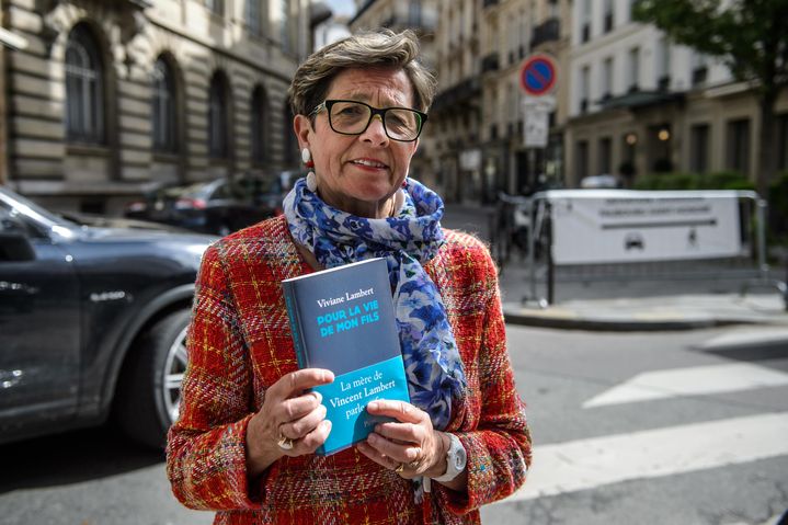 Viviane Lambert, la m&egrave;re de Vincent, s'approche de l'Elys&eacute;e pour tenter de remettre son livre au pr&eacute;sident de la R&eacute;publique, le 6 mai 2015. (MAXPPP)