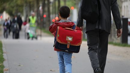 Un élève lors de la rentrée scolaire à Paris, le 4 septembre 2017.&nbsp; (LUDOVIC MARIN / AFP)