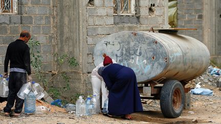 Certaines familles ont rejoint alors les immeubles abandonnés et insalubres de Tarik al-Sekka. Selon Mayssoun al-Diab, le gouvernement a été incapable de trouver des logements de substitution à ces victimes de l'offensive du maréchal Haftar, livrant ces familles à l'avidité des bailleurs. "Le gouvernement ne leur a rien offert, même pas un soutien moral", dit-elle. &nbsp; &nbsp;&nbsp; (MAHMUD TURKIA / AFP)