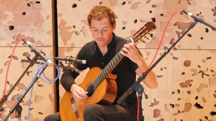 Thibault Cauvin, dans la grande salle de répétition et d'enregistrement de la Philharmonie, en septembre 2016.
 (Lorenzo Ciavarini Azzi/Culturebox)