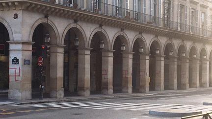 Des croix gammées découvertes sur les colonnes près de la place de la Concorde, à Paris, le 11 octobre 2020. (DR)