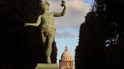 Le Panth&eacute;on vu depuis le jardin du Luxembourg, &agrave; Paris. (MANUEL COHEN / AFP)