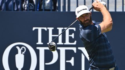 L'ancien n°1 mondial, l'Américain Dustin Johnson, ici lors du 149e British Open, le 18 juillet 2021, a désormais intégré la Super Ligue (LIV), ce qui ne l'empêchera pas de participer au troisième Majeur de la saison. (PAUL ELLIS / AFP)