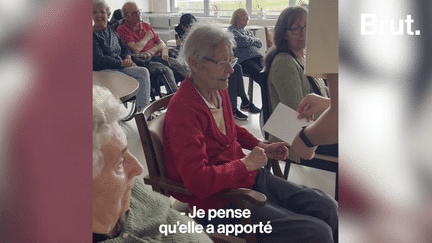 Avec Georges, son vélo, Lucie, 21 ans, fait le tour des Ehpad en France pour apporter des lettres rédigées par des inconnus aux résidents. Brut l’a retrouvée à Saint-Malo au sein des Ehpad de La Fontaine au Lièvre et celui de La Haize.