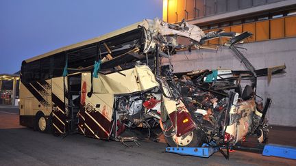 La carcasse de l'autocar accident&eacute; &agrave; Sierre, dans le canton du Valais (Suisse), le 14 mars 2012. (SEBASTIEN FEVAL / AFP)