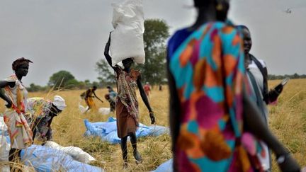 Des villageois récupèrent des aides alimentaires du&nbsp;Programme&nbsp;alimentaire mondial, le 6 février 2020, dans le village d'Ayod (Soudan du Sud). (TONY KARUMBA / AFP)