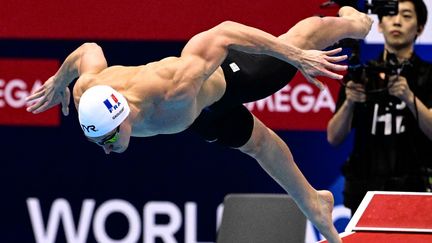 Le Français Maxime Grousset lors de la finale du 50 m papillon à Fukuoka, le 24 juillet 2023. (YUICHI YAMAZAKI / AFP)