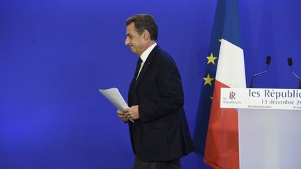 Le président des Républicains, Nicolas Sarkozy, quitte le siège du parti de droite, au soir du second tour des régionales, dimanche 13 décembre 2015 à Paris. (ALAIN JOCARD / AFP)