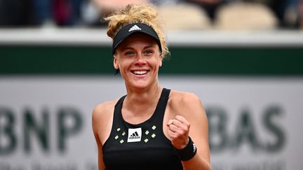 La joie de la Française Léolia Jeanjean, tombeuse de la 8e mondiale, Karolina Pliskova, au deuxième tour de Roland-Garros, jeudi 26 mai 2022. (ANNE-CHRISTINE POUJOULAT / AFP)