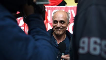 Le candidat du NPA, Philippe Poutou, répond aux journalistes avant un meeting, à Lille (Nord), le 14 avril 2017. (FRANCOIS LO PRESTI / AFP)