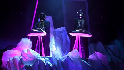 Le groupe Daft Punk lors d'une performance aux Grammy Awards, à Los Angeles (Californie, Etats-Unis), le 12 février 2017. (KEVORK DJANSEZIAN / GETTY IMAGES NORTH AMERICA / AFP)