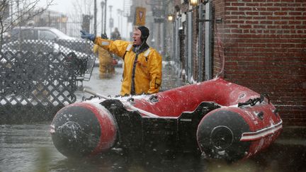 Un pompier s'active sur la scène d'inondations dans le port de Boston, le 4 janvier 2018.&nbsp; (MICHAEL DWYER/AP/SIPA / AP)