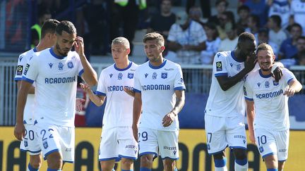 Les Auxerrois, en train de célébrer le seul but de la rencontre face à Strasbourg, le 27 août 2022 à l'Abbé-Deschamps. (FRANCOIS NASCIMBENI / AFP)