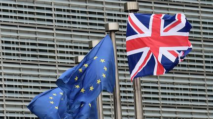 L'Union Jack flotte au côté du drapeau européen, à l'occasion de la visite&nbsp;du Premier ministre britannique, David Cameron, à la Commission européenne, à Bruxelles (Belgique), le 29 janvier 2016.&nbsp; (EMMANUEL DUNAND / AFP)