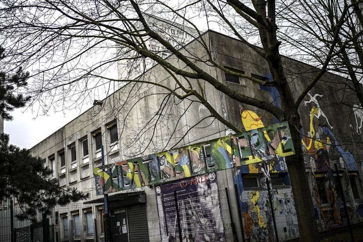 L'entrée du Théâtre de Verre, installé dans un ancien lycée parisien transformé en espace&nbsp;de travail pour les artistes, le 25 mars 2021 (CHRISTOPHE ARCHAMBAULT / AFP)