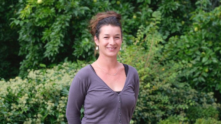 Manon Rivière produit ses plantes en Bretagne, en Ille-et-Vilaine.&nbsp; (ISABELLE MORAND / DIMITRI KALIORIS / RADIO FRANCE / FRANCE INFO)