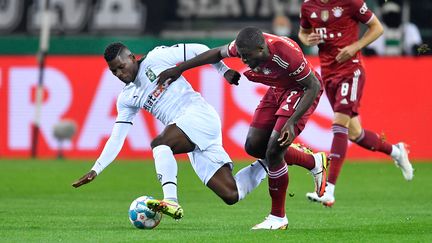 Dayot Upamecano (Bayern) a été en grande difficulté face à Breel Embolo et aux attaquants du Borussia Mönchengladbach. (MARIUS BECKER / DPA)