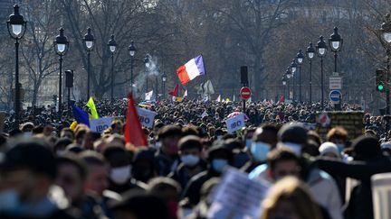 Des centaines de personnes manifestent contre le racisme et les violences policères à Paris, le 20 mars 2021. (ALAIN JOCARD / AFP)