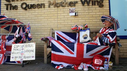 Un fan du futur "Royal baby" campe devant la maternit&eacute; de l'h&ocirc;pital St Mary's, &agrave; Londres, o&ugrave; Kate Middleton a &eacute;t&eacute; admise le 22 juillet 2013.&nbsp; ( MAXPPP)