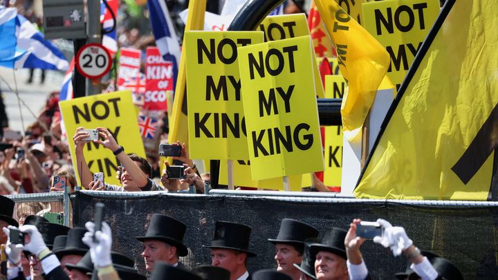 Des manifestants brandissent des pancartes "pas mon roi" lors d'une visite du roi Charles III à Edimbourg, en Ecosse (Royaume-Uni), le 5 juillet 2023. (PHIL NOBLE / AFP)