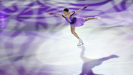 Kamila Valieva se produit lors du spectacle "Champions sur glace" de l'équipe Tutberidze, au palais Megasport, à Moscou, le 13 avril 2022. (RAMIL SITDIKOV / AFP)