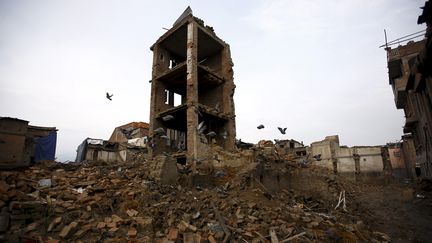 Une maison reste encore endommag&eacute;e par le s&eacute;isme d'avril, le 14 juillet 2015, &agrave; Bhaktapur (N&eacute;pal).&nbsp; (NAVESH CHITRAKAR / REUTERS)