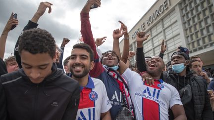 Des supporters du PSG devant l'aéroport "Le Bourget" près de Paris, le 9 août 2021. (CHRISTOPHE PETIT TESSON / EPA / MAXPPP)