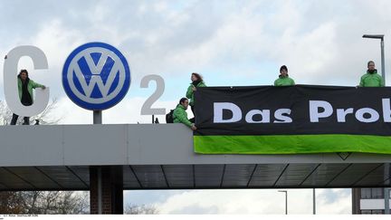 Une bannière "Das Problem" hissée au-dessus de l'usine Volkswagen