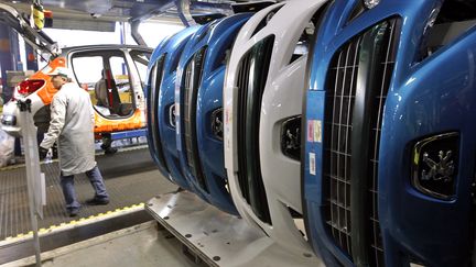 La ch&acirc;ine d'assemblage de la&nbsp;Peugeot 208 &agrave; Poissy (Yvelines), le 27 janvier 2012. (THOMAS SAMSON / AFP)