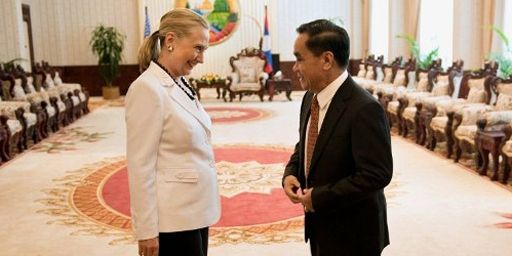 La secrétaire d'Etat américaine, Hillary Clinton, en train de parler avec le premier ministre laotien, Thongsing Thammavong, à Vientiane (11-7-2012) (AFP - POOL - Brendan SMIALOWSKI )