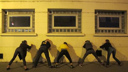 Session de twerk improvis&eacute;e sur le trottoir apr&egrave;s un twerkshop, mardi 8 octobre 2013, &agrave; Paris. (FRANCETV INFO )