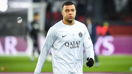 La star du PSG, Kylian Mbappé, lors de l'échauffement avant le match contre l'OL, à l'occasion de la 29e journée de Ligue 1, le 2 avril 2023. (MATTHIEU MIRVILLE / AFP)