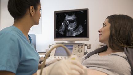 Une infirmière réalisant une échographie sur une femme enceinte (image d'illustration).&nbsp; (Getty Images / Hero Images)