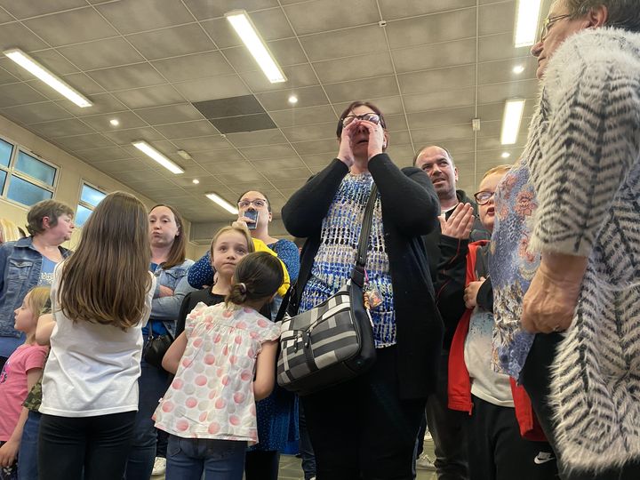 Les électeurs du Rassemblement national sont déçus à l'annonce des résultats du second tour de la présidentielle, le 24 avril 2022, à Hénin-Beaumont (Pas-de-Calais). (RAPHAEL GODET / FRANCEINFO)