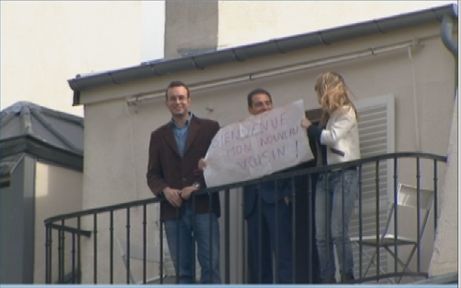 Des voisins de l'Elysée saluent l'arrivée de François Hollande. (FTV)