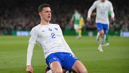 Benjamin Pavard célèbre son but avec l'équipe de France contre l'Irlande en éliminatoires de l'Euro 2024, le 27 mars 2023. (FRANCK FIFE / AFP)