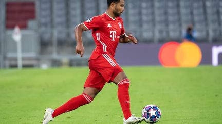 Serge Gnabry (Bayern Munich) court dans une Allianz Arena vide. (SVEN HOPPE / DPA)