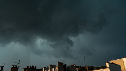 Image d'illustration d'un orage à Paris, le 11 juin 2023. (NICOLAS LIPONNE / HANS LUCAS / AFP)